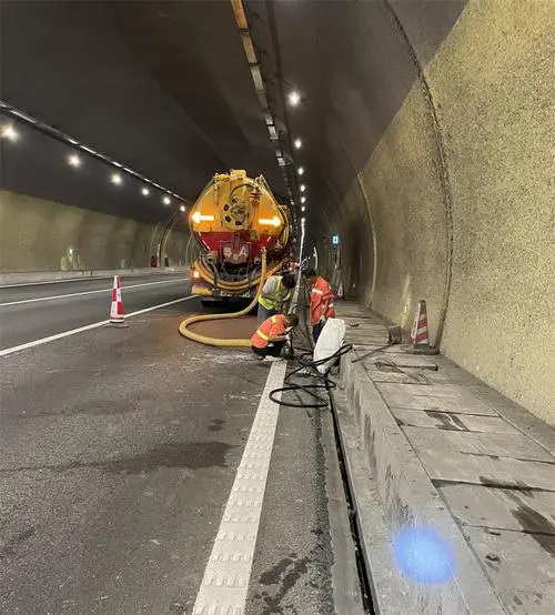 开江隧道排水渠清淤